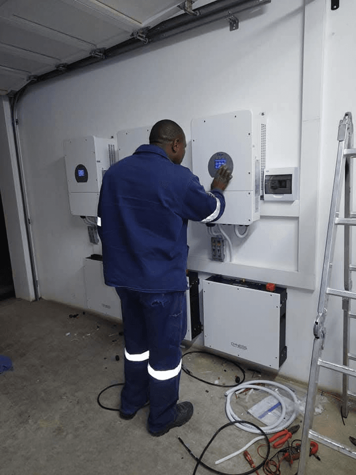 ELECTRICIAN AT WORK OMNIXTERA